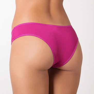 *Tangão Básico Confortável*Confeccionado em Poliamida*Detalhe em alto relevo na parte frontal*Lacinho no centro*Forro em algodãoA modelo veste tamanho M e cor Roxo tamanhos M veste...